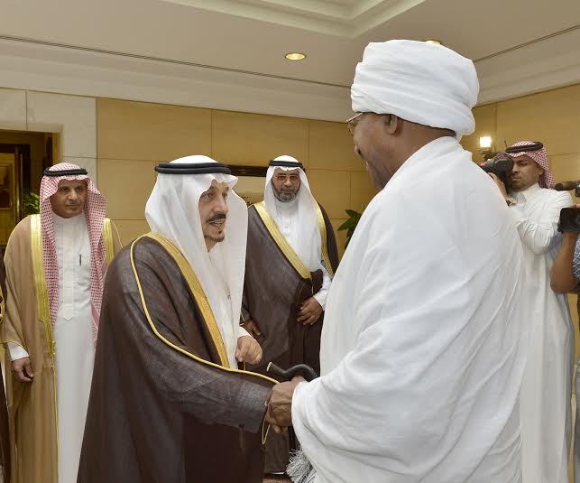 أمير منطقة الرياض يجتمع بوالي ولاية الخرطوم بجمهورية السودان