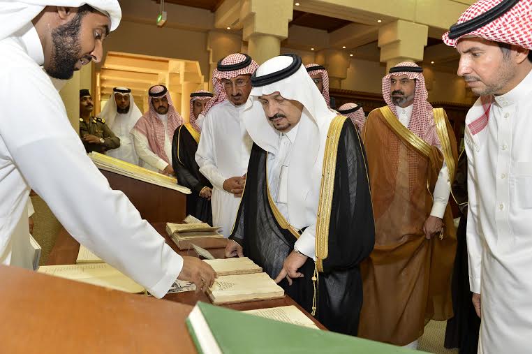 أمير منطقة الرياض يزور دارة الملك عبدالعزيز بمركز الملك عبد العزيز التاريخي بالمربع17