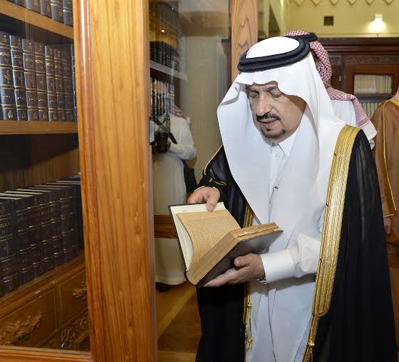 أمير منطقة الرياض يزور دارة الملك عبدالعزيز بمركز الملك عبد العزيز التاريخي بالمربع19