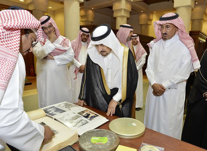 أمير منطقة الرياض يزور دارة الملك عبدالعزيز بمركز الملك عبد العزيز التاريخي بالمربع21