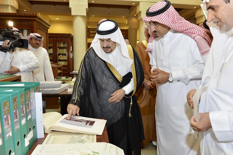 أمير منطقة الرياض يزور دارة الملك عبدالعزيز بمركز الملك عبد العزيز التاريخي بالمربع22
