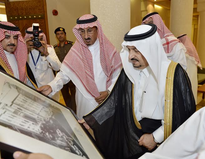 أمير منطقة الرياض يزور دارة الملك عبدالعزيز بمركز الملك عبد العزيز التاريخي بالمربع23