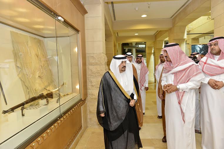 أمير منطقة الرياض يزور دارة الملك عبدالعزيز بمركز الملك عبد العزيز التاريخي بالمربع3