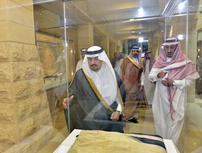 أمير منطقة الرياض يزور دارة الملك عبدالعزيز بمركز الملك عبد العزيز التاريخي بالمربع4