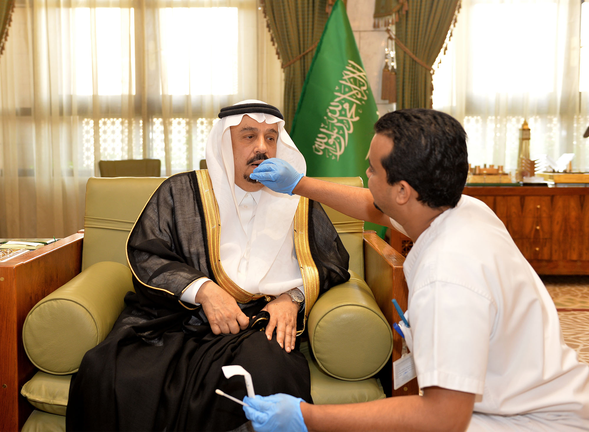 بالصور.. أمير الرياض ينضم لمتبرعي الخلايا الجذعية بمستشفى الملك فيصل