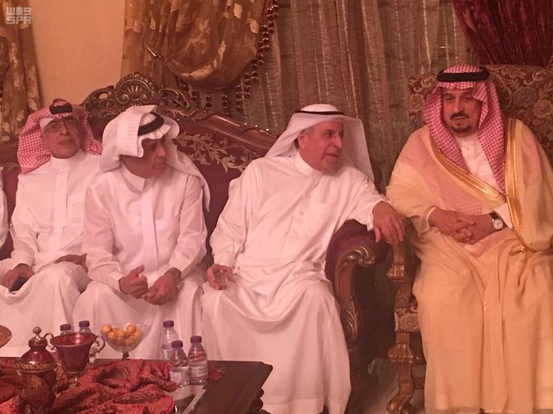 أمير الرياض يقدّم العزاء والمواساة لأسرة الفايز في وفاة والدتهم