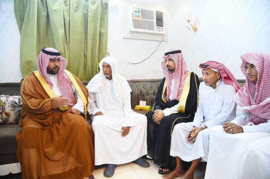 محمد بن عبدالعزيز ينقل تعازي القيادة لأسرة الشهيد الطميحي