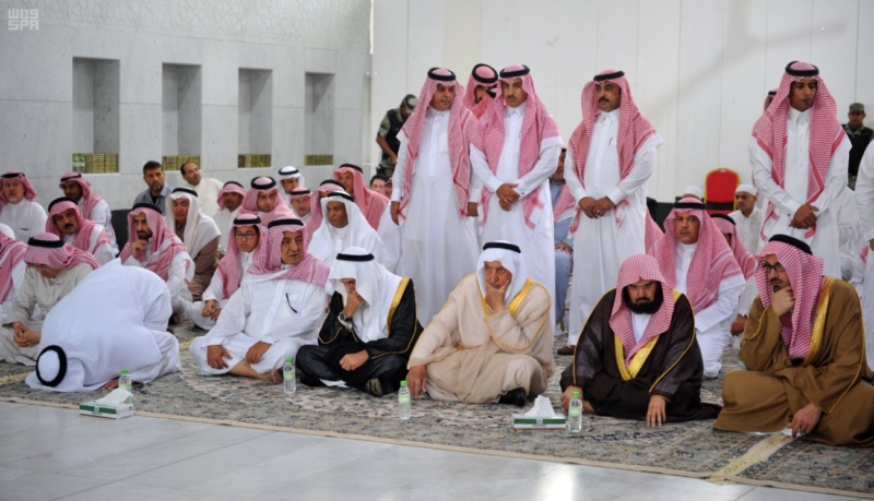أمير منطقة مكة المكرمة يؤدي صلاة الميت على الأمير محمد بن فيصل بن عبدالعزيز آل سعود 1