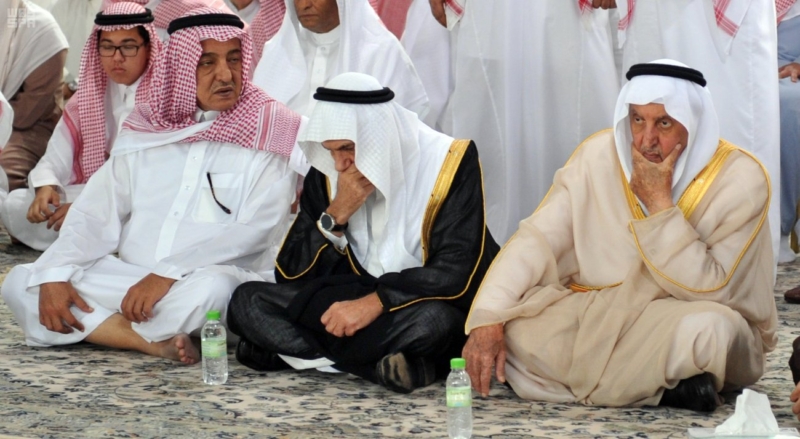 أمير منطقة مكة المكرمة يؤدي صلاة الميت على الأمير محمد بن فيصل بن عبدالعزيز آل سعود 2
