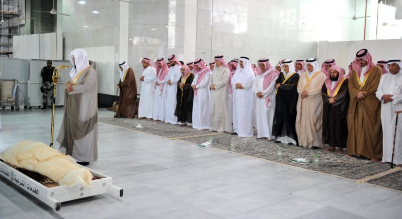 أمير منطقة مكة المكرمة يؤدي صلاة الميت على الأمير محمد بن فيصل بن عبدالعزيز آل سعود