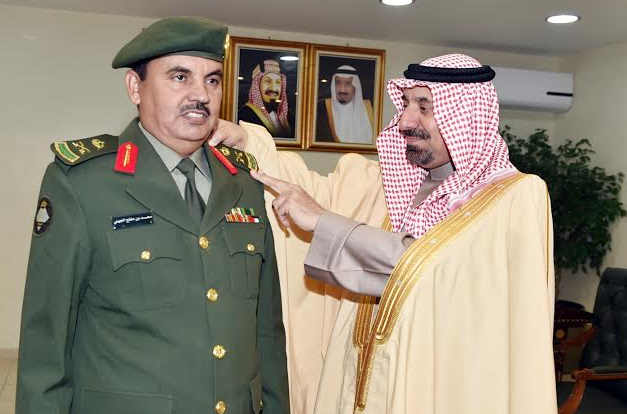 أمير نجران يقلّد مدير جوازات المنطقة الزايدي رتبة “لواء”