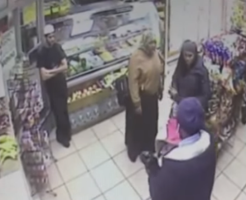 بالفيديو..أميركي يطارد مسلمتين ويبصق عليهما في نيويورك