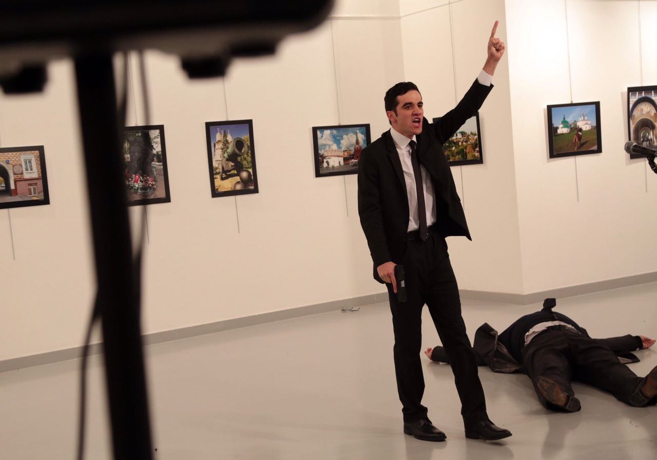 بالفيديو.. كيف تجاوز قاتل السفير الروسي أجهزة كشف الأسلحة؟