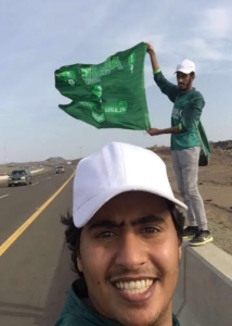 أهلاويان يقودهما العشق من المدينة المنورة إلي محافظة جدة سيراً على الأقدام لحضور مباراة التتويج