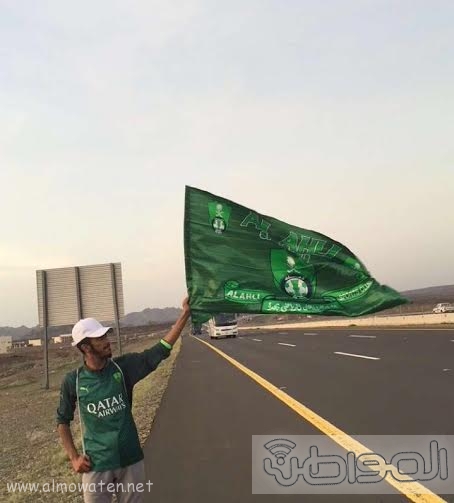 عدسة “المواطن” ترصد أهلاويان يسيران إلى #جدة على الأقدام لحضور مباراة التتويج