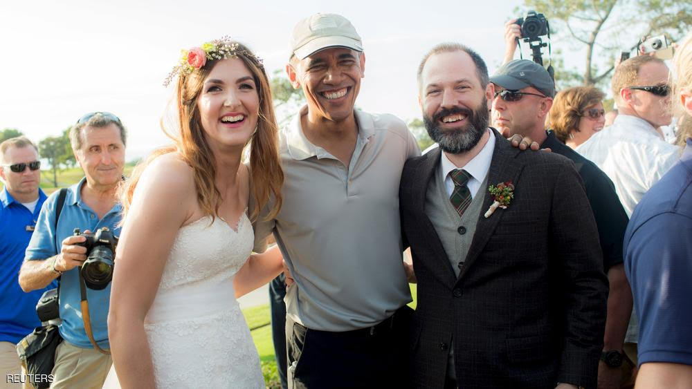 بالصورة.. #أوباما يفاجئ المدعوين ويلتقط صوراً مع عروسين خلال الزفاف