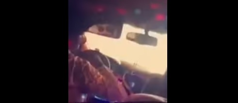 بالفيديو.. “أوبر” تتوعد سائقًا دخّن الشيشة وحوّل المركبة إلى ملهى ليلي!!