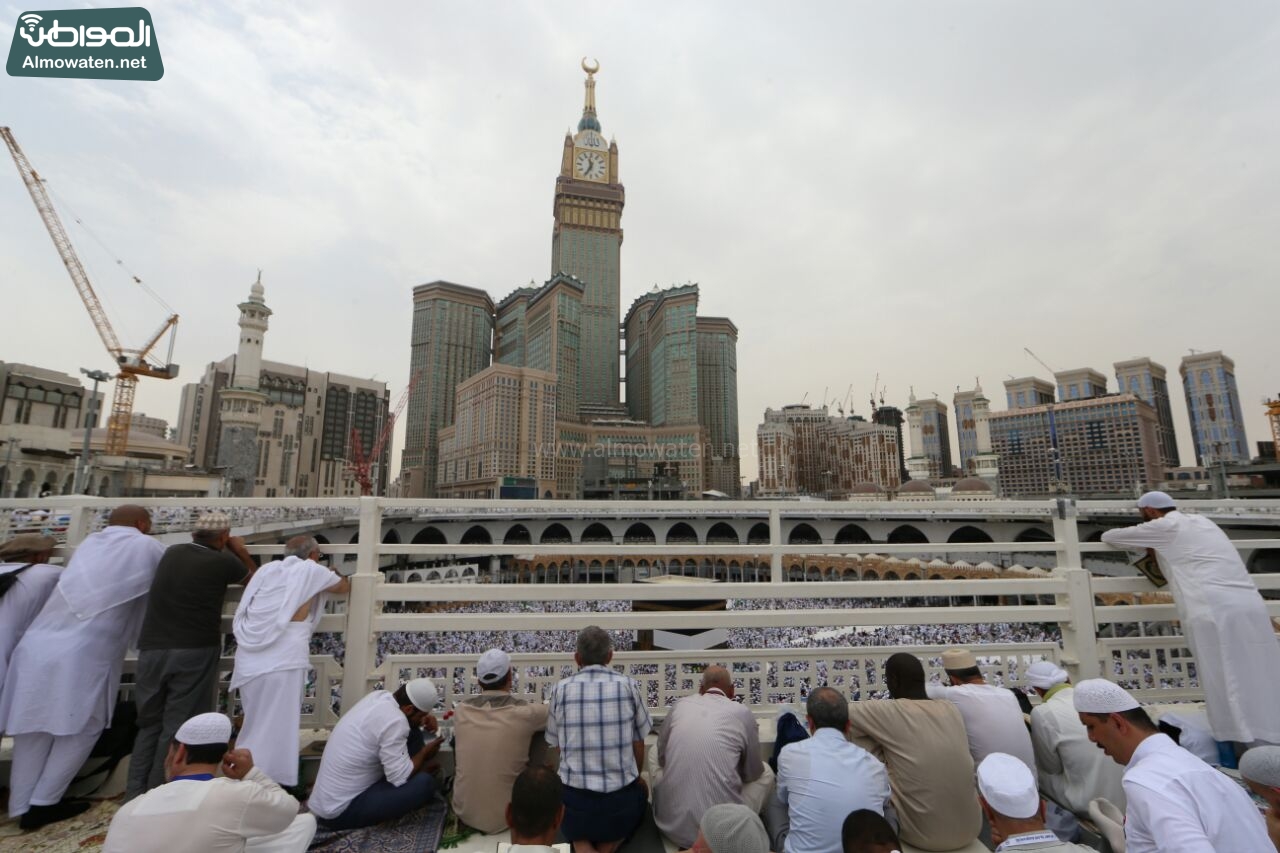 بالصور.. ضيوف الرحمن يؤدّون صلاة الجمعة بالمسجد الحرام وسط طمأنينة وأمان