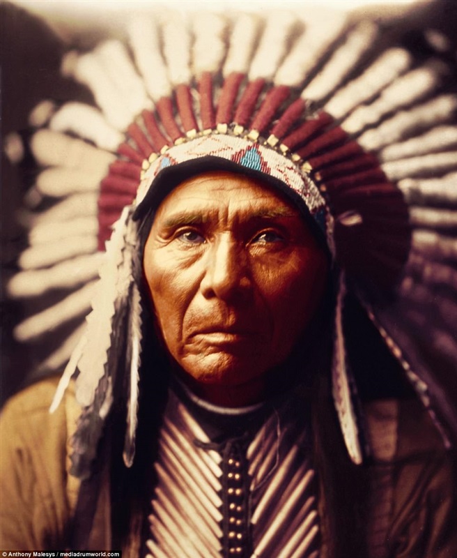 شاهد.. أول صور ملونة لآخر سكان أميركا الأصليين
