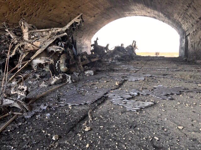الصورة الأولى من داخل حظائر طائرات الشعيرات بعد الضربة الأميركية