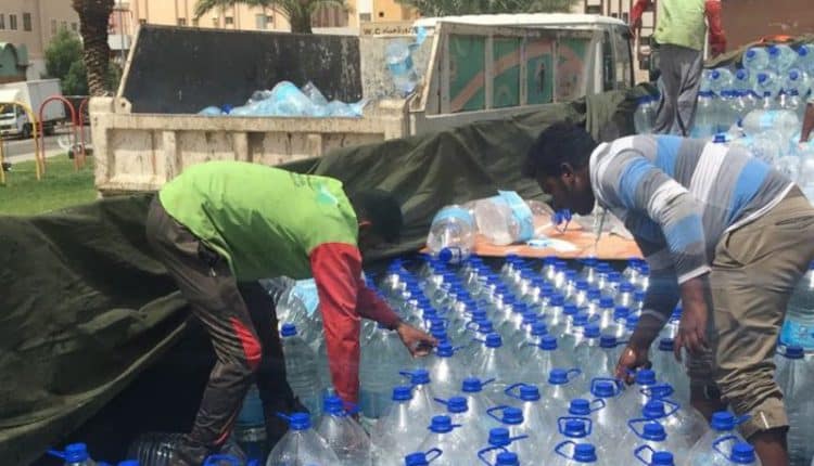 شاهد.. إتلاف 1500 عبوة ماء زمزم في شاحنة مجهولة ببطحاء قريش