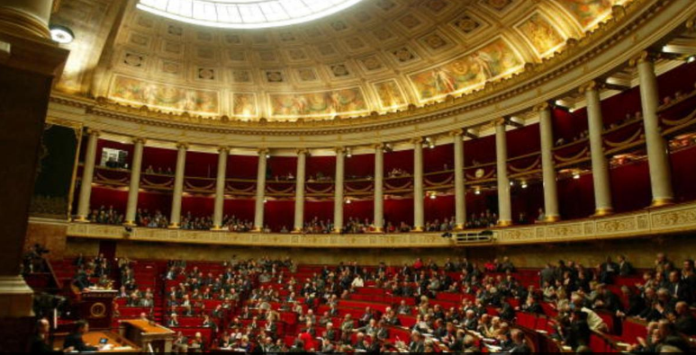 اتهامات بالتحرش تطيح نائب رئيس البرلمان الفرنسي
