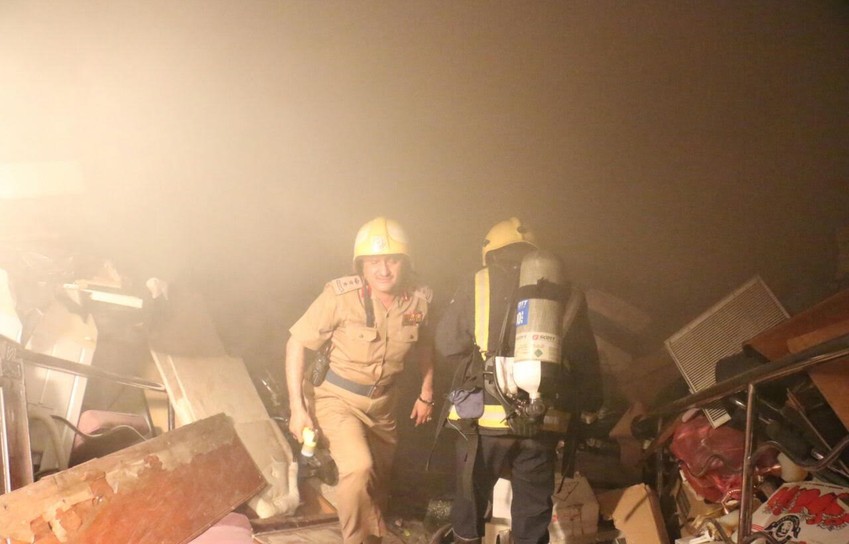 حريق مبنى يخلي 28 شخصاً في عزيزية مكة