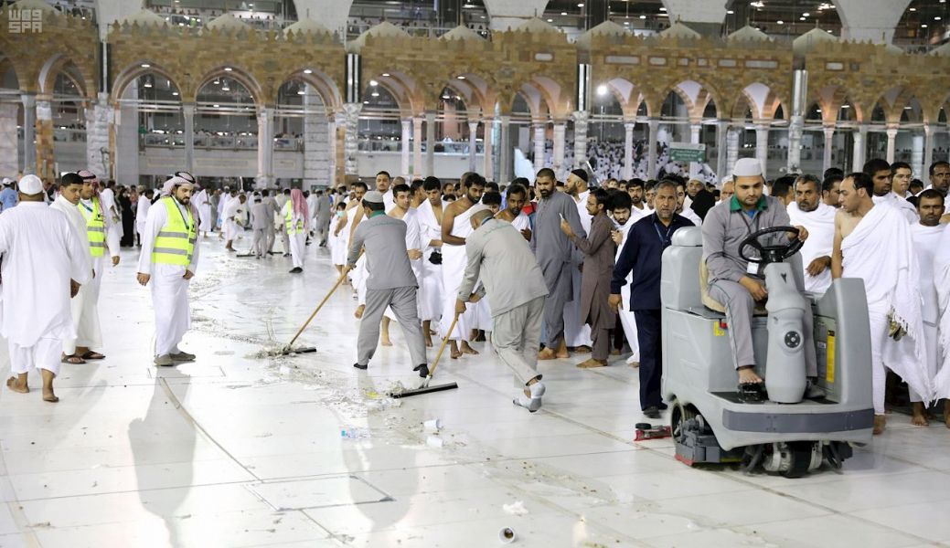 بالصور والتفاصيل.. هكذا تباشر إدارة النظافة والفرش خدمة المسجد الحرام