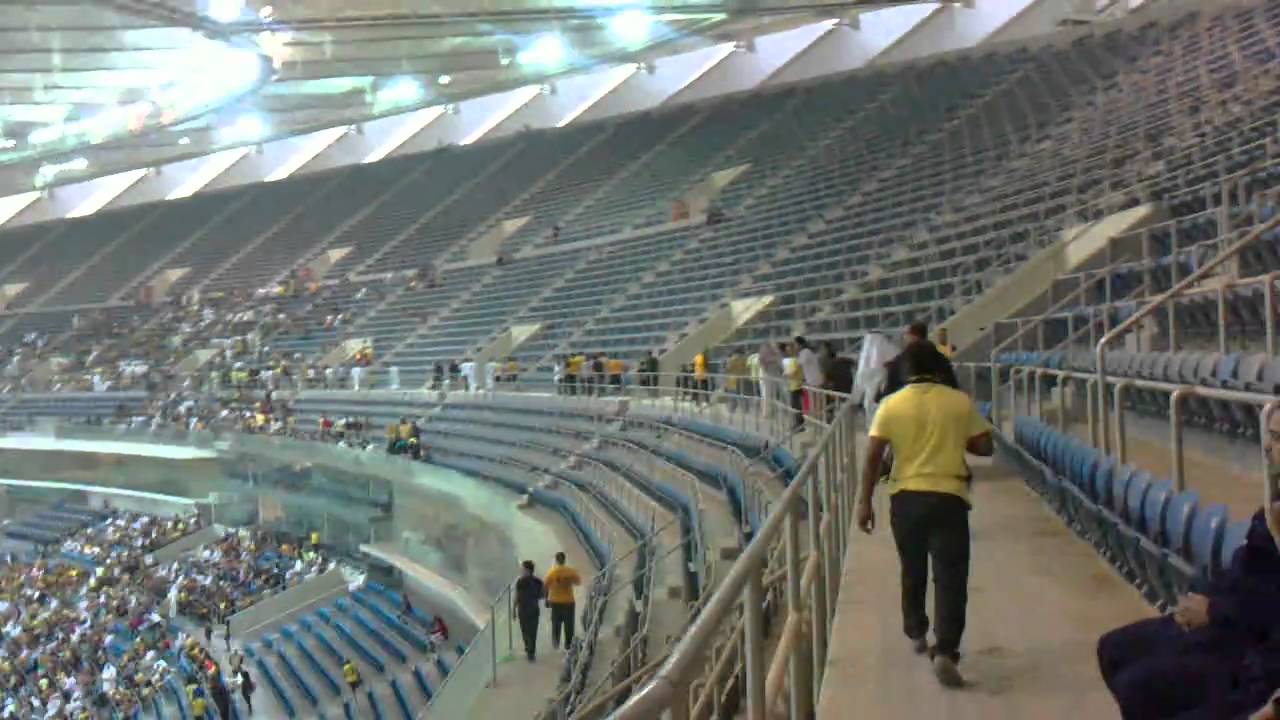 بالفيديو.. انهيار الحاجز الزجاجي للجماهير العمانية في نهائي كأس الخليج