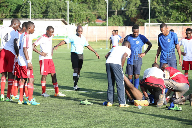 شاهد.. لاعب تنزاني يفارق الحياة بأرض الملعب