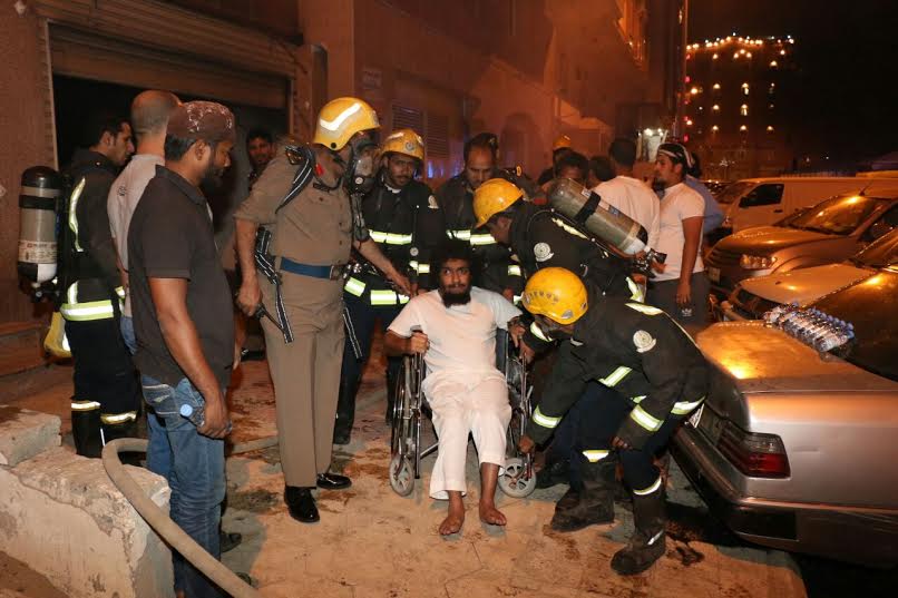 بالصور.. إصابة 3 باختناق وإخلاء 65 في حريق بـ #مكة