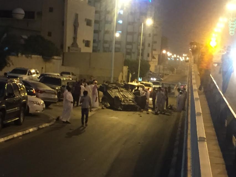 إصابة 4 أشخاص إثر اصدام مركبتهم و سقوطها من أعلى كوبري السداد بالطائف و انقلابها