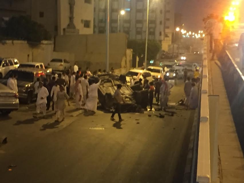 إصابة 4 أشخاص إثر اصدام مركبتهم و سقوطها من أعلى كوبري السداد بالطائف و انقلابها 1