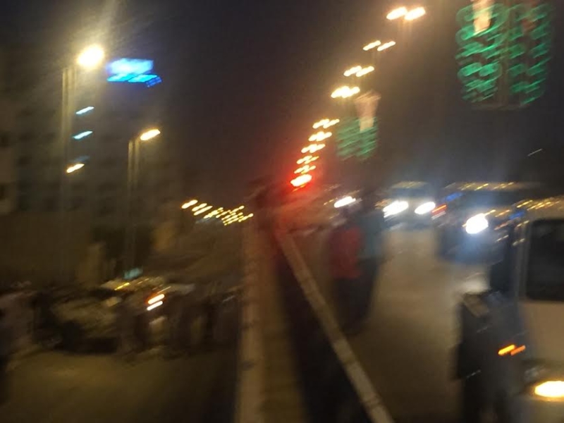 إصابة 4 أشخاص إثر اصدام مركبتهم و سقوطها من أعلى كوبري السداد بالطائف و انقلابها 4