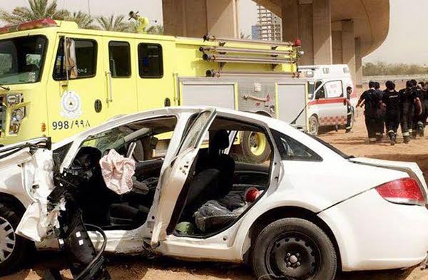 بالصور.. إصابة شخصين في انقلاب سيارة من أعلى كوبري بالرياض