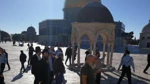 مؤسسة القدس تدين إطفاء الاحتلال الأنوار عن مسجد قبة الصخرة