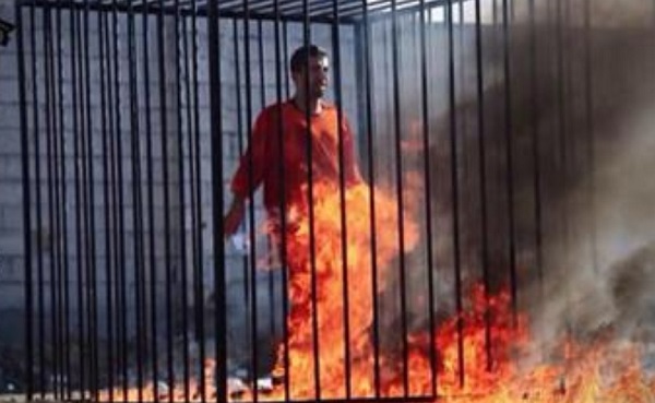 ‏‫بالصورة.. “داعش ” ينشر لحظات إعدام الطيار الأردني الأسير حرقاً