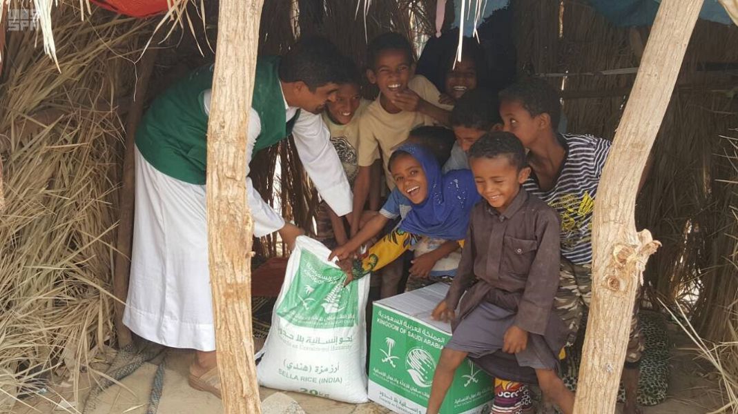 سلال مركز الملك سلمان الغذائية تلبّي احتياج المنكوبين في الجوف اليمنية