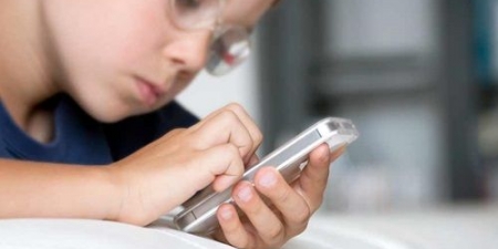 إفراط الأطفال فى استخدام الهواتف يؤدى إلى إصابتهم بالحَوَل
