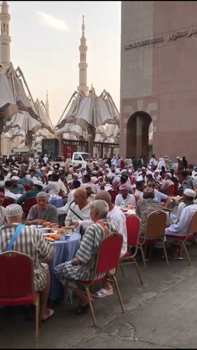 الأجواء الروحانيّة قبيل صلاة المغرب في الحرم النبوي .. سباق إيمانيّ لإفطار الصائمين