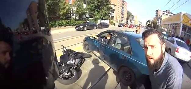 إلتفاف مفاجئ من سيارة يتسبب بحادث لدراجة نارية