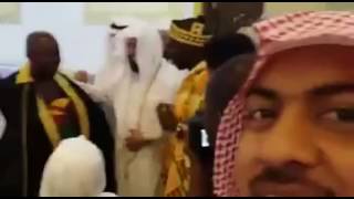 شاهد.. الغامدي يهدي بشته لحاج أفريقي