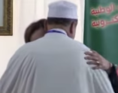 قُبلات إمام مسجد لوزيرة تشعل مواقع التواصل الاجتماعي