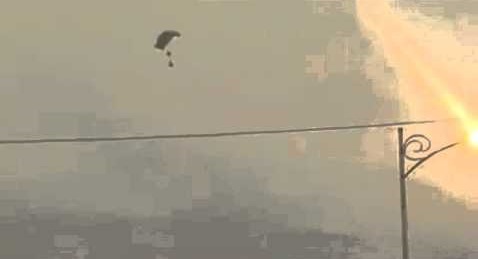 شاهد بالفيديو .. طائرات التحالف تمد اللجان الشعبية بالسلاح في عدن