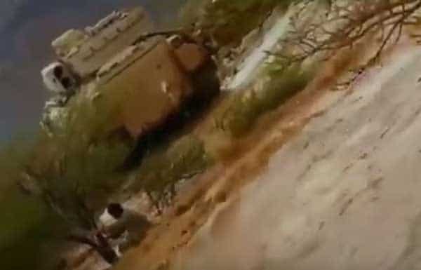 فيديو مثير.. مواطن أوشك على الغرق في سيل جارف وقائد مدرعة ينقذه