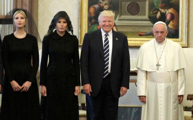 ليس في السعودية ولكن الفاتيكان.. ميلانيا وإيفانكا ترامب تتشحان السواد