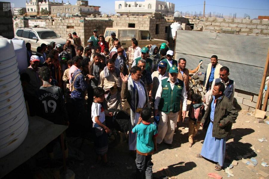 مساعدات مركز الملك سلمان للإغاثة تصل إلى 450 نازحًا في مأرب اليمنية