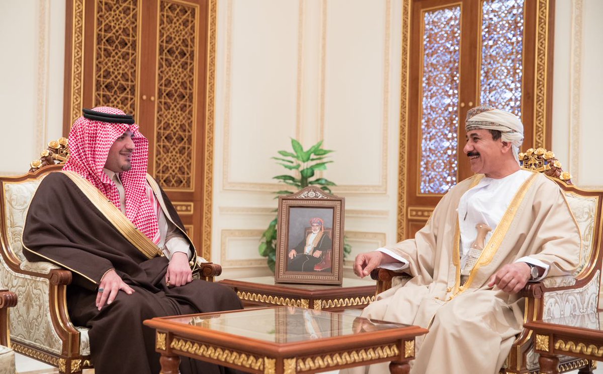 الأمير عبدالعزيز بن سعود بن نايف يلتقي وزير المكتب السلطاني في مسقط