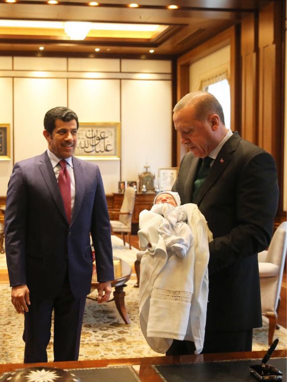 أردوغان يؤذن في أذن تميم الصغير مولود السفير القطري !