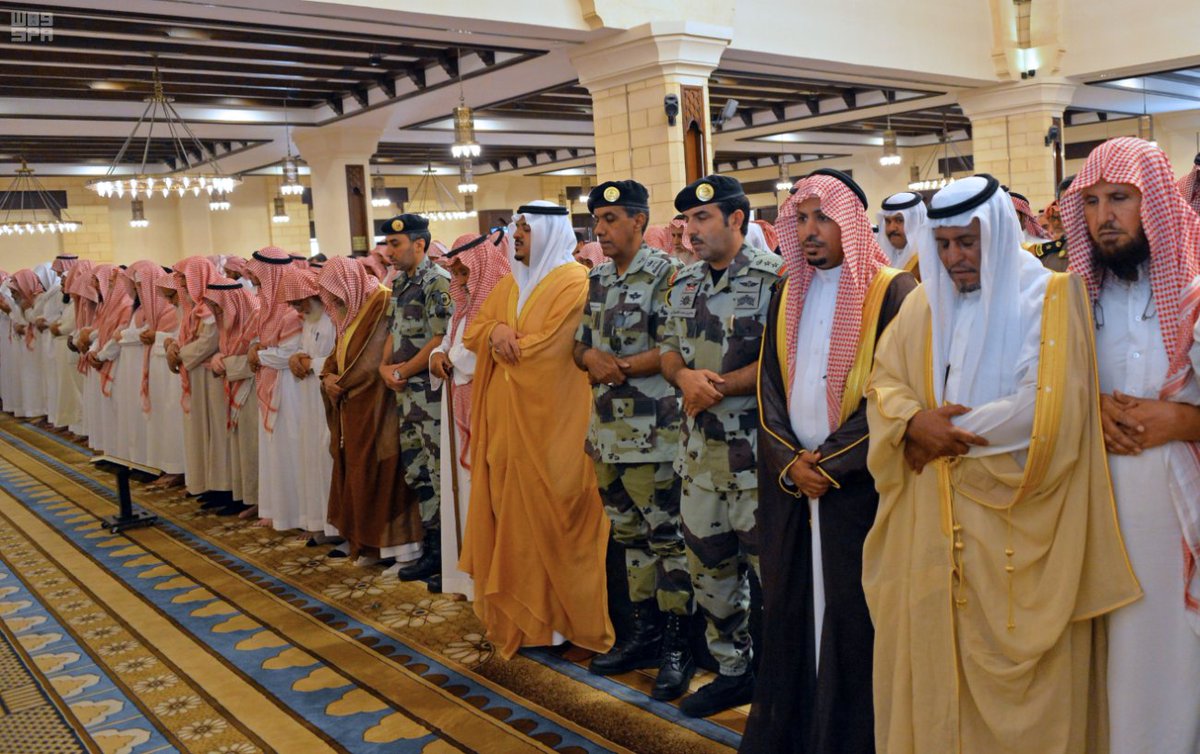 نائب أمير الرياض يتقدم المصلين على شهيد الواجب الشيباني